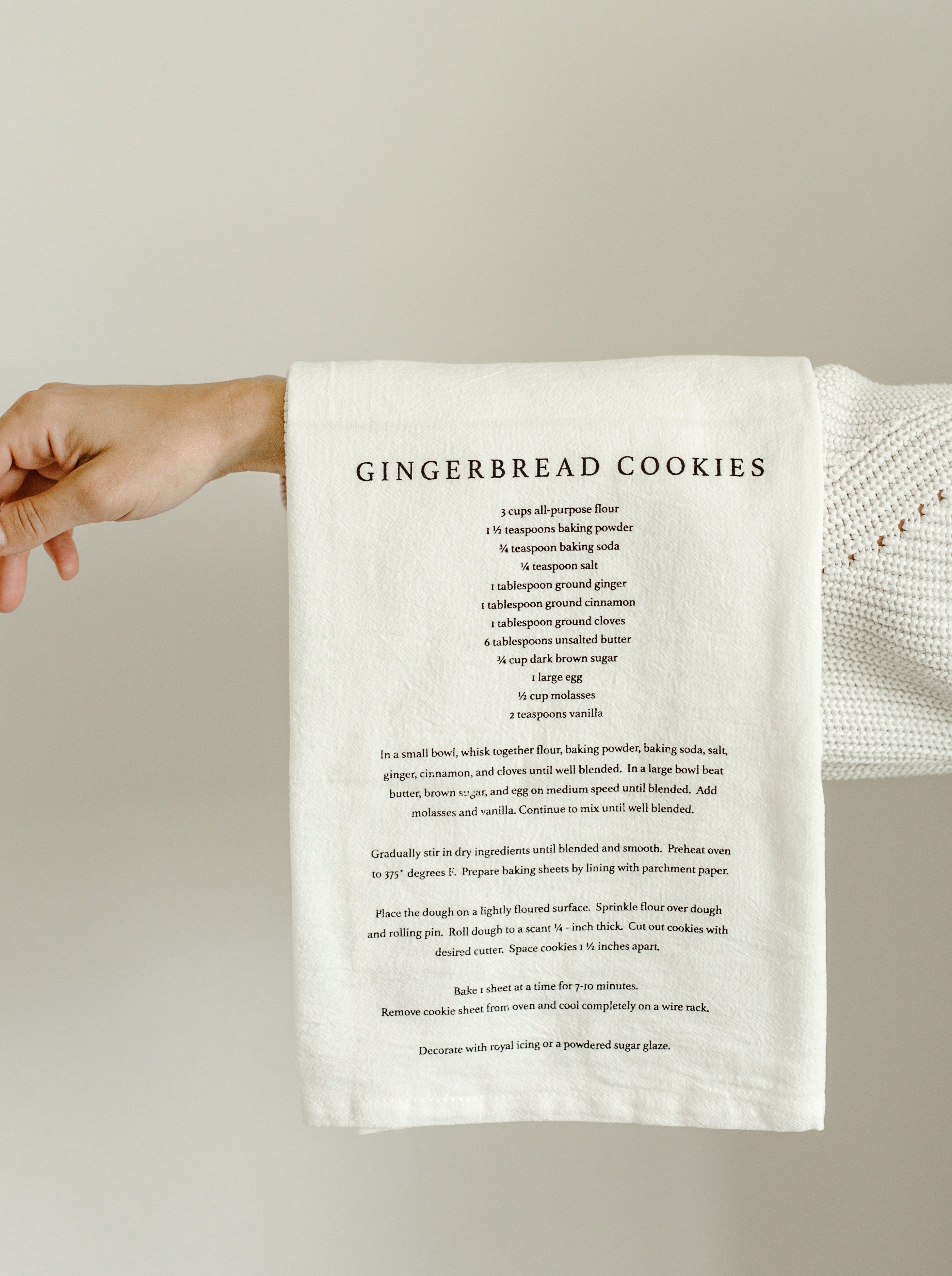http://fordays.com/cdn/shop/files/HT018-GINGERBREAD-AND-SPICE-HAND-TOWEL-HOLIDAY-EDITORIAL-INFINITY-HOMES-SWEET-WATER-DECOR--2.jpg?v=1697750462